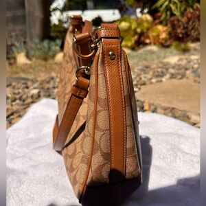 Shoulder or hand bag, purse coach brown, hardly used.